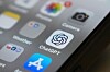 Nærbilde av en smarttelefon med ChatGPT-ikonet på skjermen.