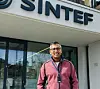 Rakib Ahmed stands in front of a SINTEF building.