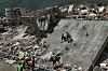 Redningsarbeidere søker gjennom betongruiner etter jordskjelv i La Guaira.
