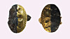 To bilder av en oval ring med en side av gull, dekorert med inngravert mønster, og en mørk, forvitret side.
