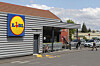 Lidl-butikk i Chambourcy i Frankrike med kunder, sykler og biler utenfor.