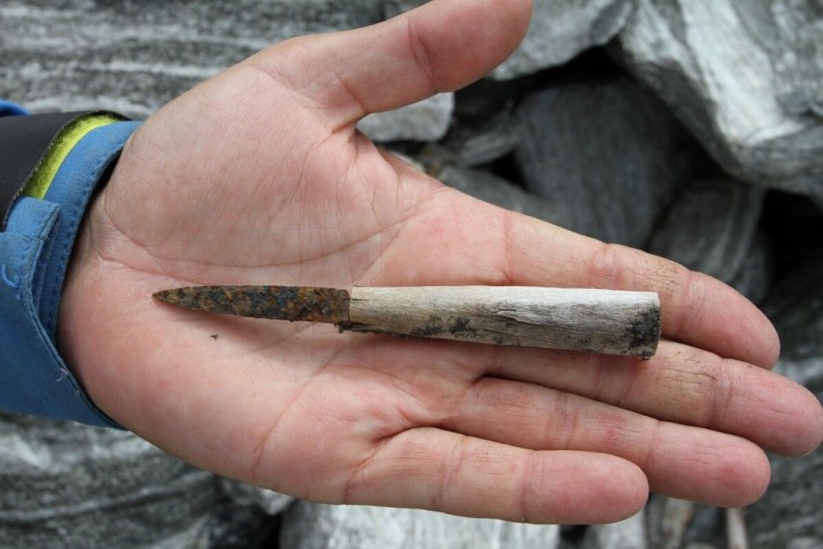 溶けたアイス　古竹　吉明刀　人物鼠彫　杖　長さ約87cm　V　R9068 Items lost in the Stone Age are found in melting glaciers